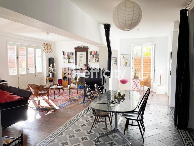 Maison - 274 m² - 8 pièces