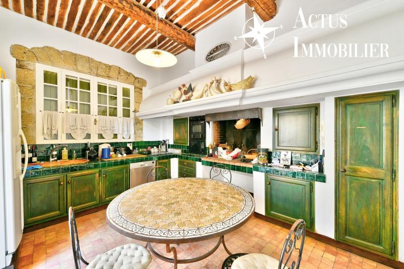 Maison - 220 m² - 7 pièces