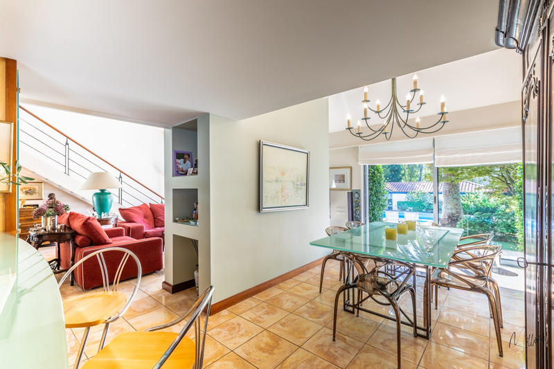 Maison - 258 m² - 10 pièces