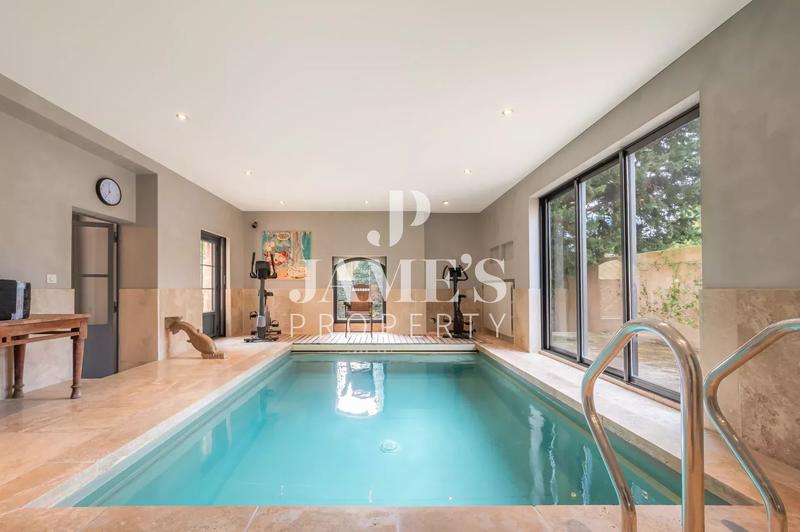 Maison - 330 m² - 8 pièces