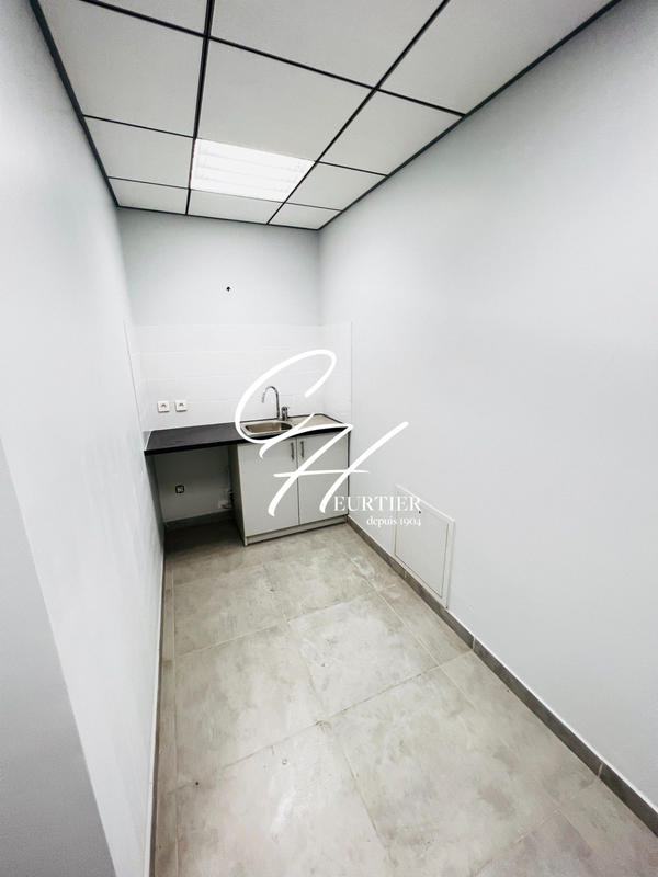 Local commercial - 99 m² - 5 pièces