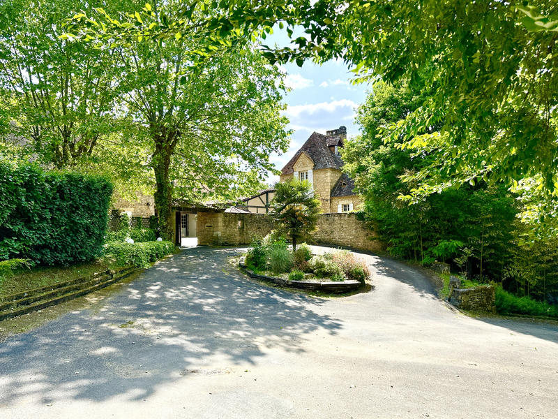 Propriété - 1 500 m² - 49 pièces