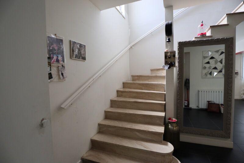 Maison - 230 m² - 8 pièces