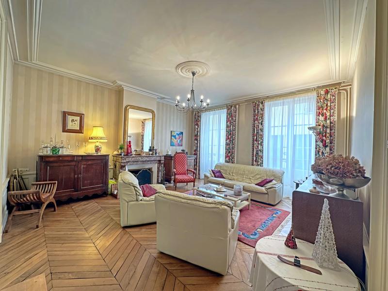 Maison - 239 m² - 8 pièces