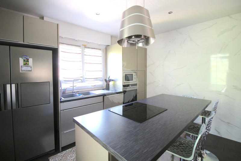 Maison - 245 m² - 8 pièces