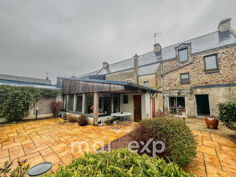 Maison traditionnelle - 230 m² - 6 pièces