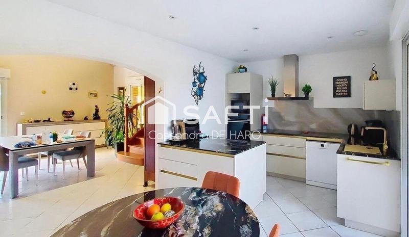 Maison - 250 m² - 8 pièces