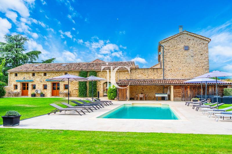 Maison - 537 m² - 12 pièces