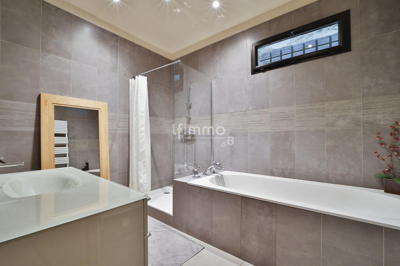 Propriété - 253 m² - 8 pièces