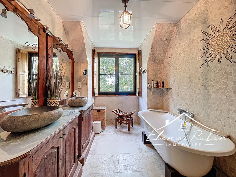 Propriété - 378 m² - 12 pièces