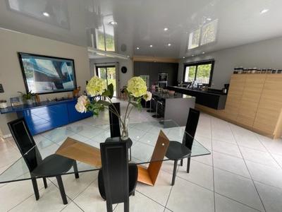 Maison - 300 m² - 11 pièces