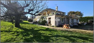 Maison traditionnelle - 240 m² - 7 pièces