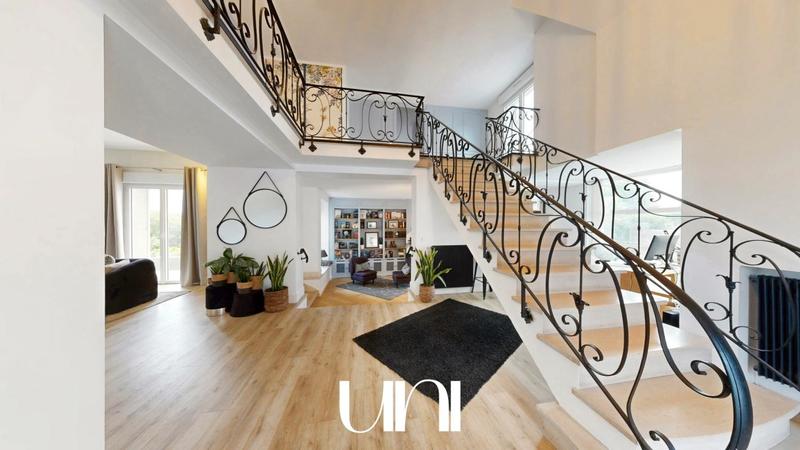 Maison - 260 m² - 6 pièces