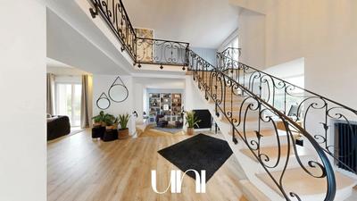 Maison - 260 m² - 6 pièces