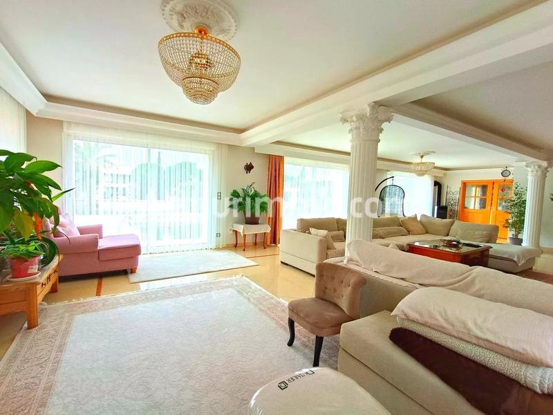 Maison - 280 m² - 6 pièces