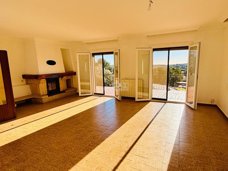 Maison - 260 m² - 5 pièces