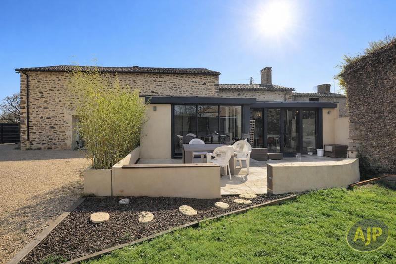 Maison - 231 m² - 12 pièces