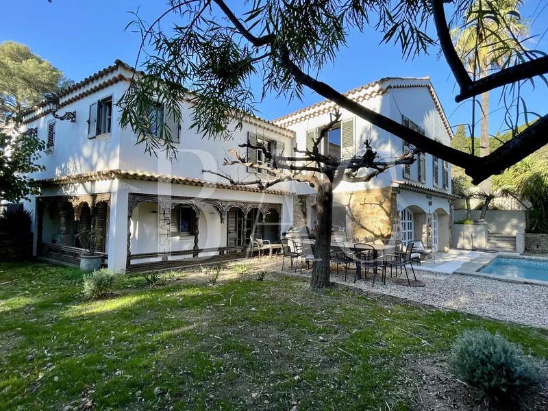 Villa - 273 m² - 12 pièces