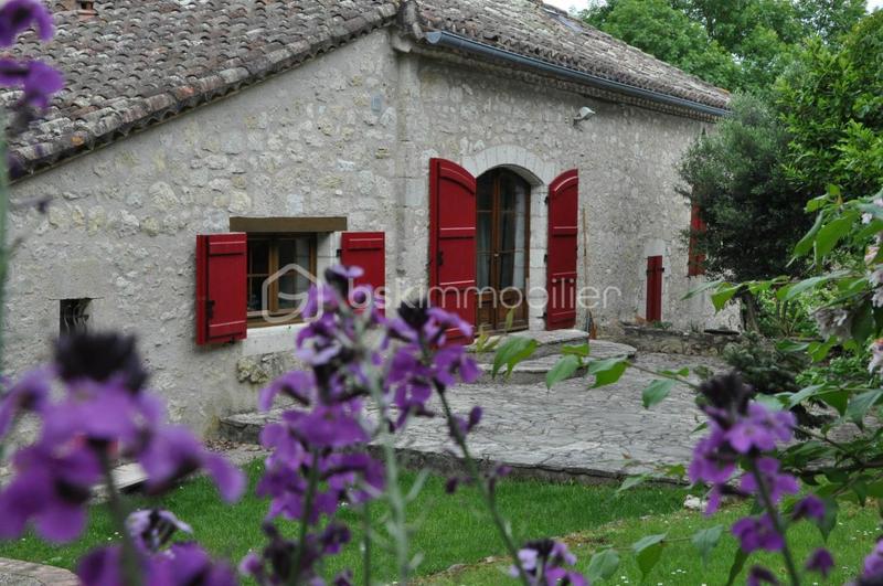 Propriété - 251 m² - 9 pièces