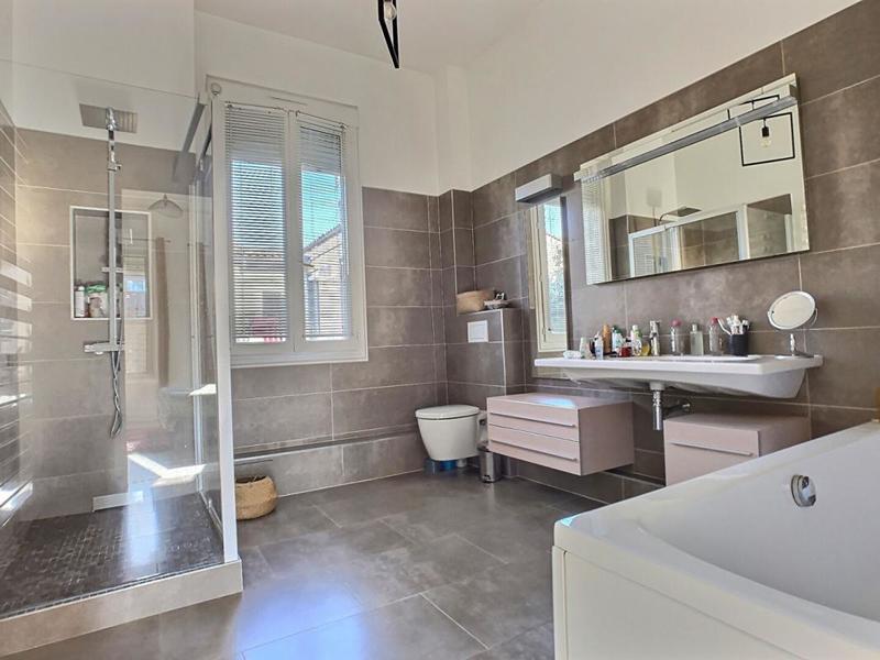 Maison - 205 m² - 7 pièces