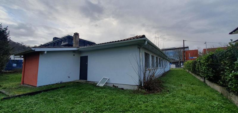 Local d'activité / Entrepôt - 334 m² - 12 pièces