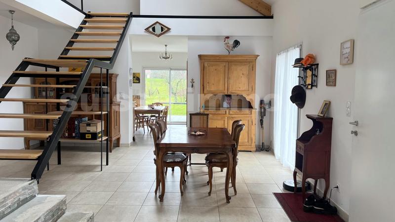 Maison - 275 m² - 9 pièces
