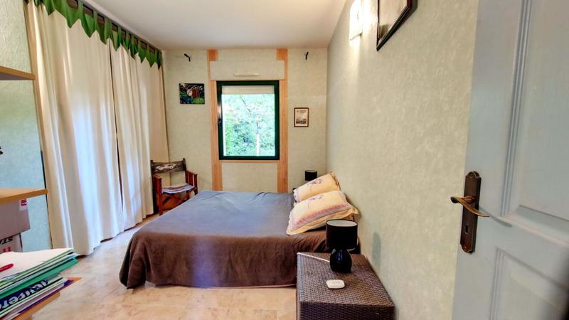 Maison - 215 m² - 9 pièces