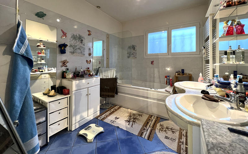 Maison - 185 m² - 9 pièces