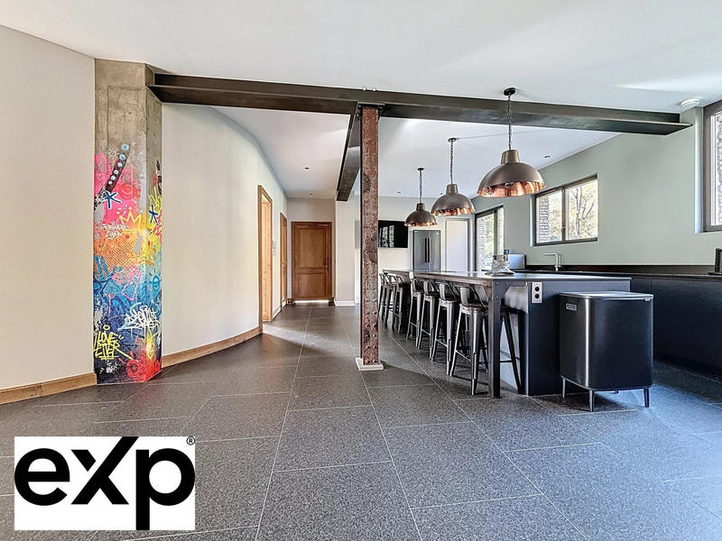 Maison - 1 032 m² - 18 pièces