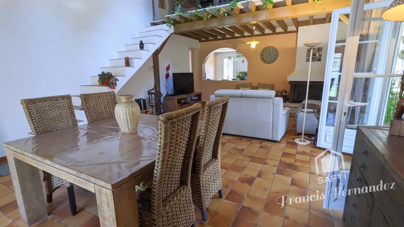 Maison - 220 m² - 6 pièces