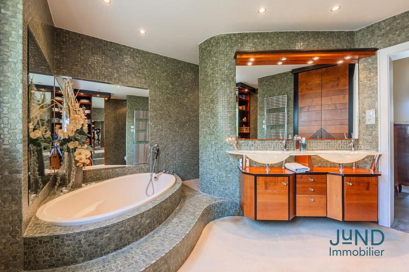 Maison - 280 m² - 8 pièces