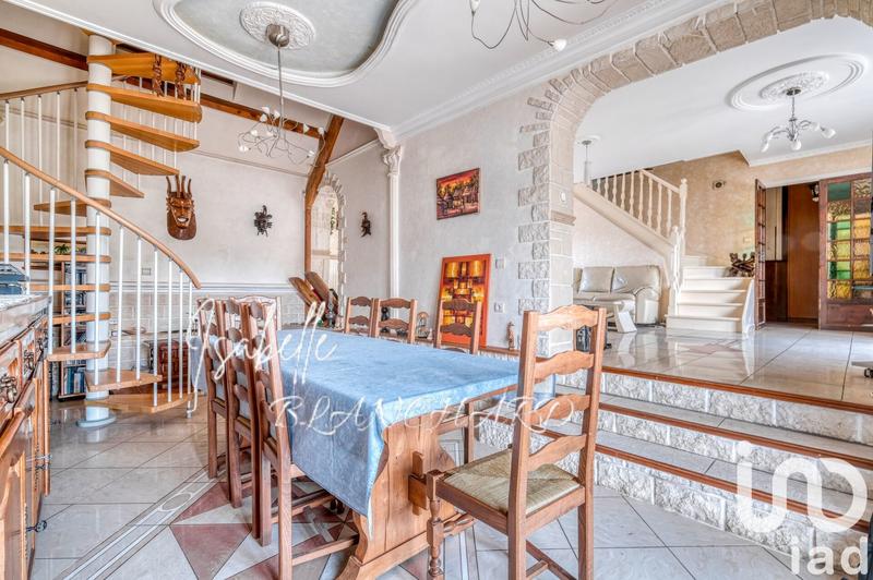 Maison - 217 m² - 10 pièces