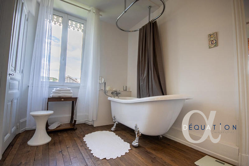 Maison - 350 m² - 10 pièces