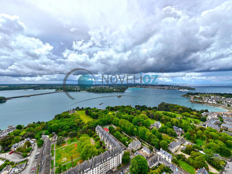 Maison - 225 m² - 9 pièces