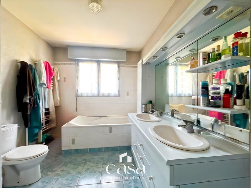 Maison - 220 m² - 10 pièces