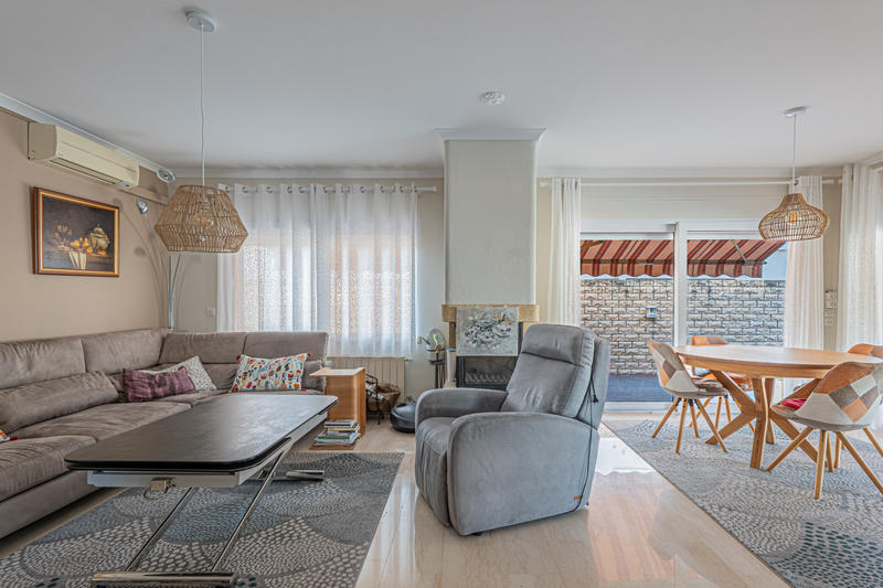 Maison - 237 m² - 8 pièces