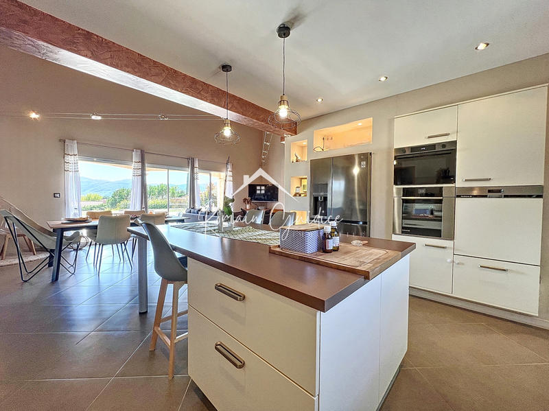 Villa - 198 m² - 6 pièces