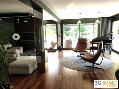 Maison - 279 m² - 11 pièces