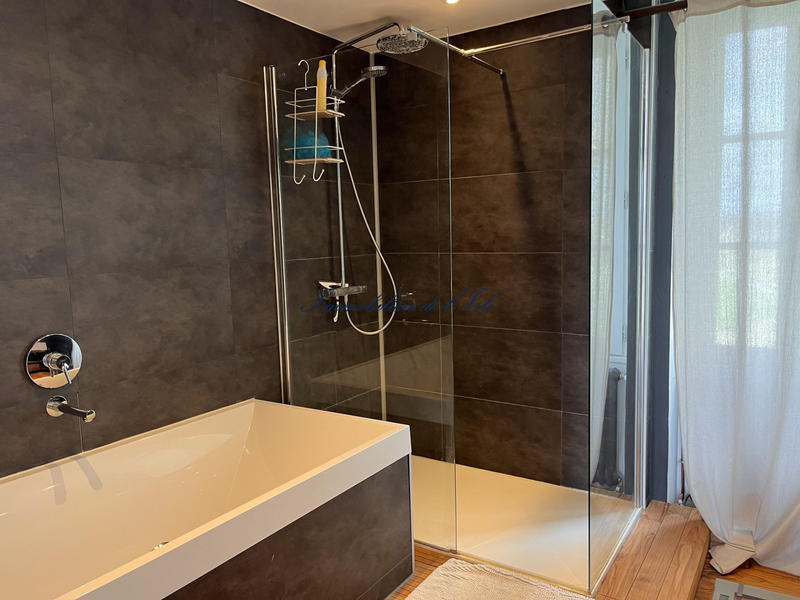 Maison - 347 m² - 11 pièces