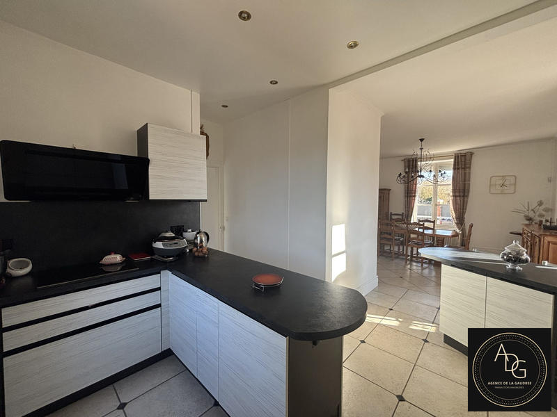 Maison - 221 m² - 9 pièces