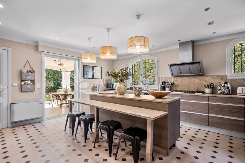 Maison - 250 m² - 6 pièces