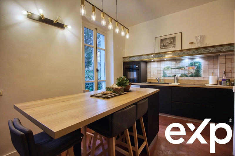 Maison - 220 m² - 11 pièces