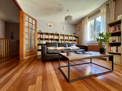 Maison - 220 m² - 10 pièces