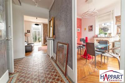 Maison - 230 m² - 10 pièces