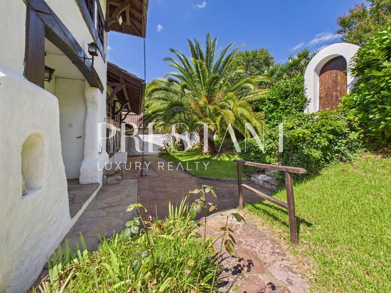 Maison - 256 m² - 12 pièces