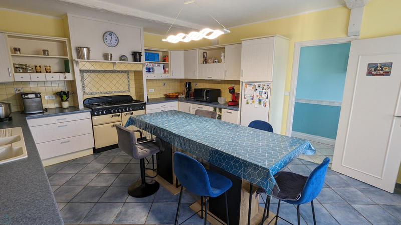 Maison - 185 m² - 9 pièces