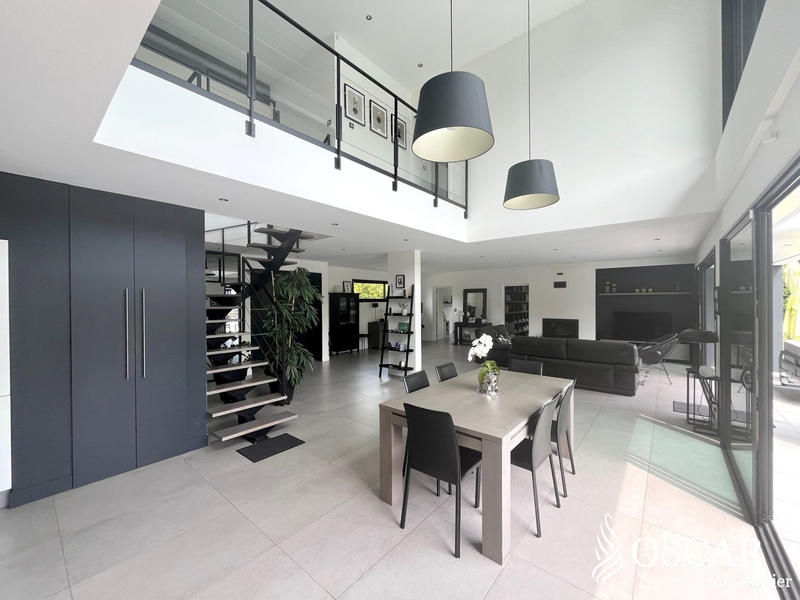 Maison contemporaine - 262 m² - 12 pièces