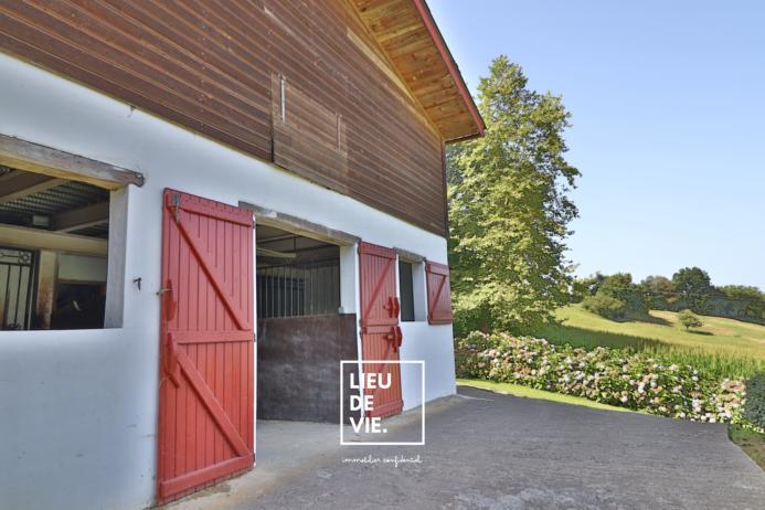 Maison ancienne - 212 m² - 8 pièces