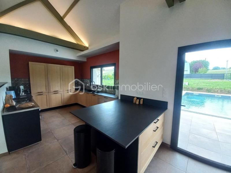 Maison traditionnelle - 220 m² - 8 pièces