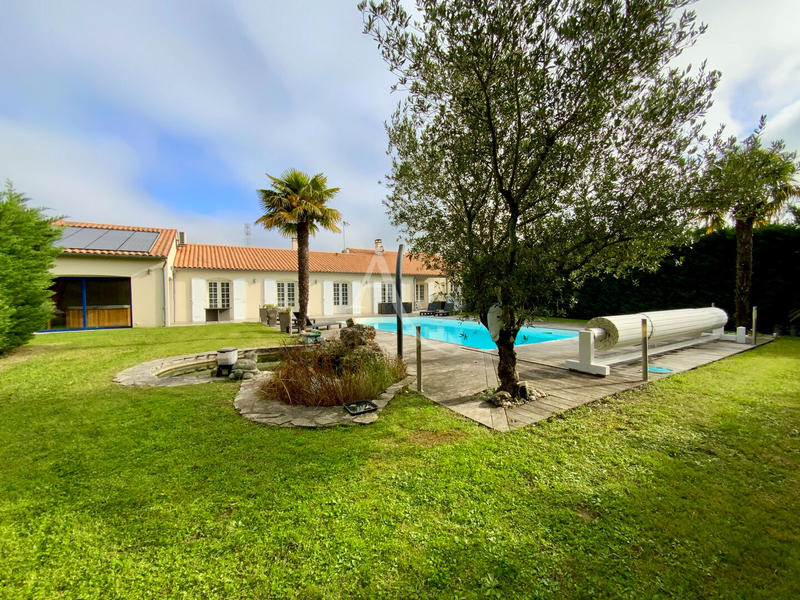 Maison - 274 m² - 9 pièces